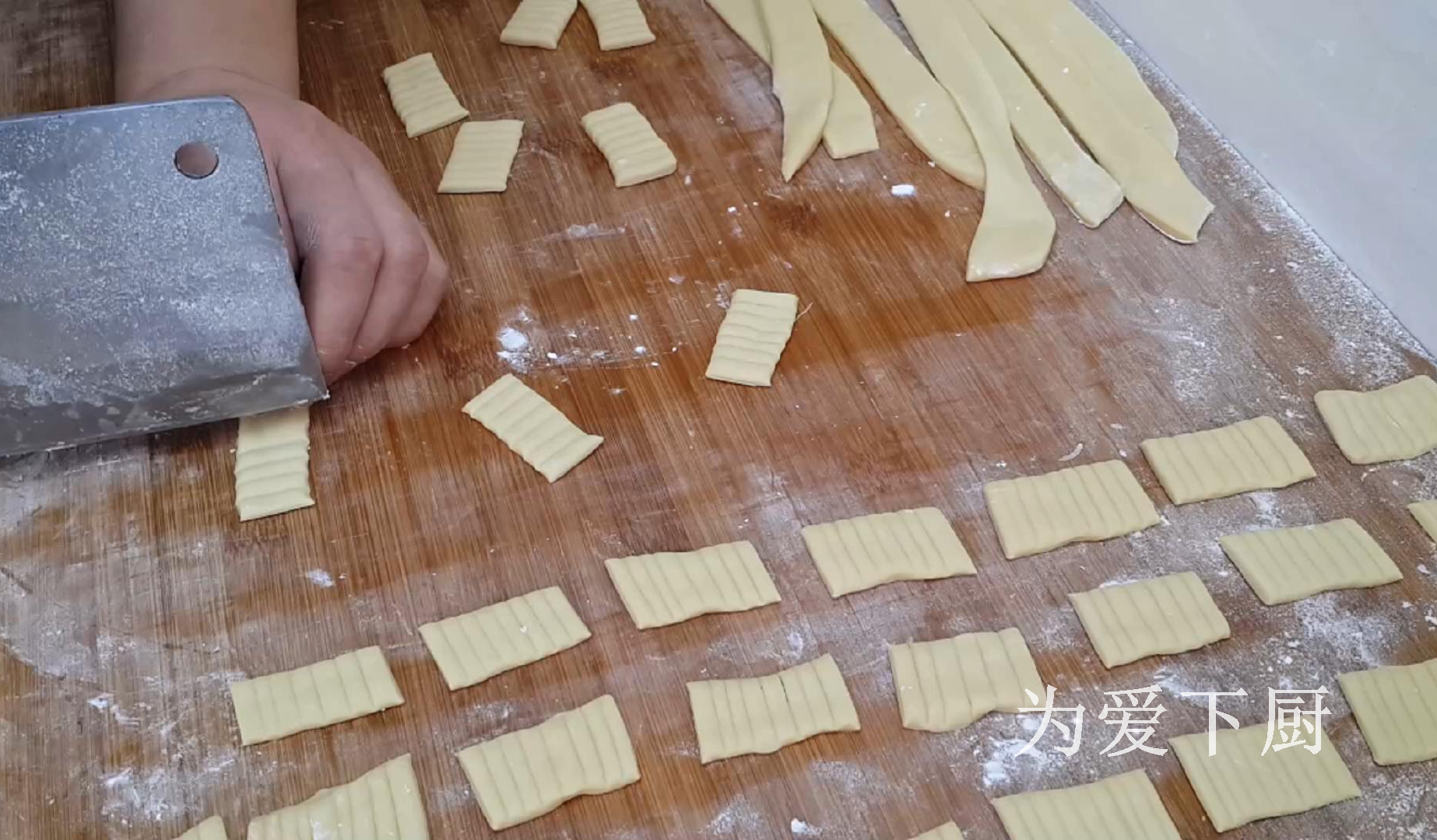 油條這做法才好吃，鍋裡炒一炒，個個焦脆香甜，出鍋全家人都愛吃