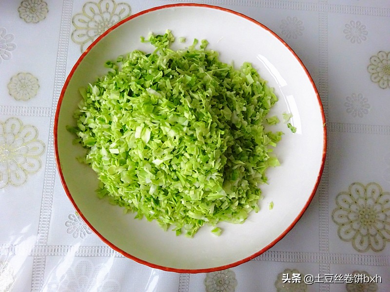 包菜和香干搭配做馅饼，一次至少吃5张，开胃解腻，吃多也没负担