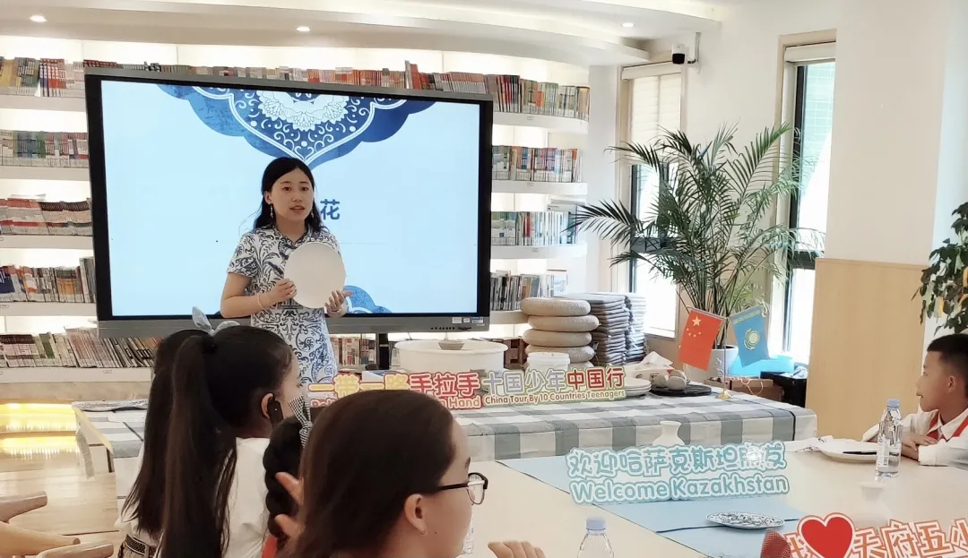 天府新区华阳实验小学课程联盟“张梅名师工作室”专家授牌仪式