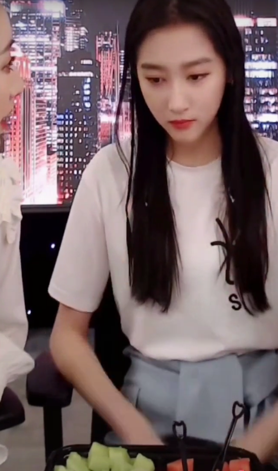 关晓彤直播吃西瓜，谁注意她把叉子放在哪儿了
