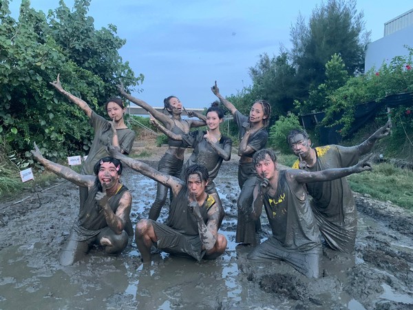 黄鸿升灵堂布置曝光！被白色花朵包围，遗照帅气阳光