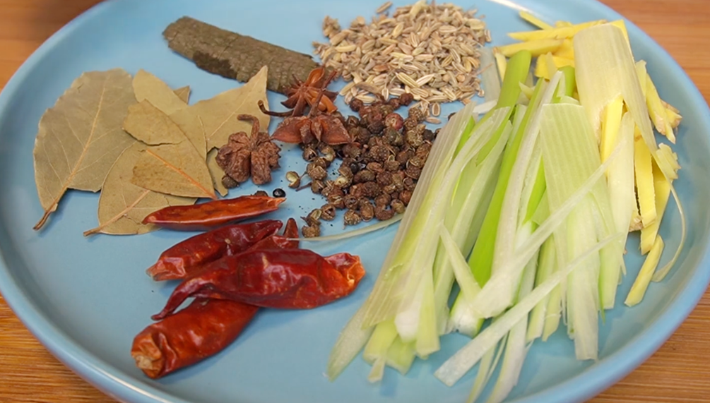 豆腐放鍋裡蒸一蒸，香辣下飯，不放肉也好吃，我家一周至少做3回