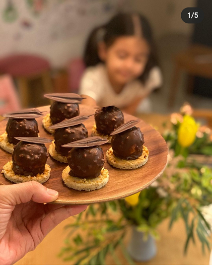 梁詠琪帶娃做蛋糕，45歲素顏真實，5歲混血女兒門牙掉光仍漂亮