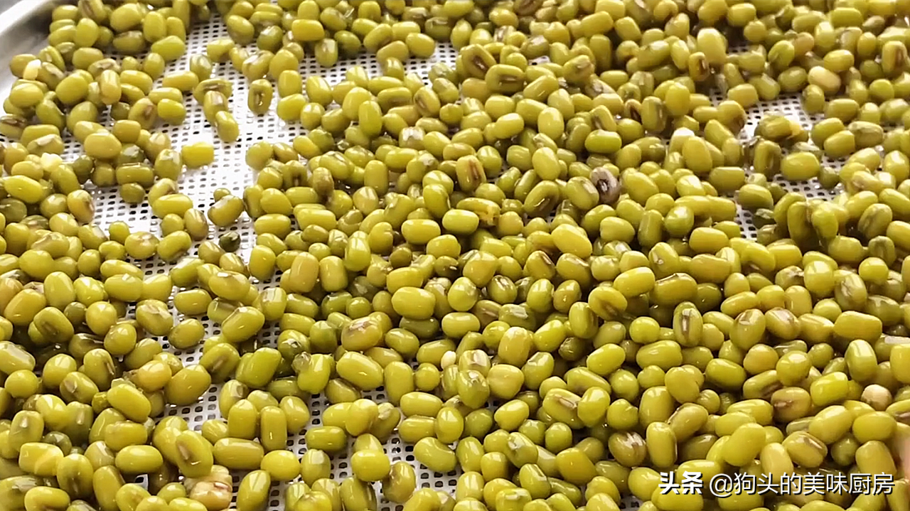 夏天多吃绿豆，教你一个做法，加2个鸡蛋进去，出锅香甜又暄软