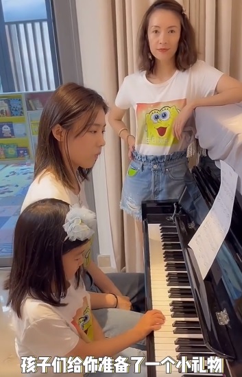 Small apple wakes wake play piano to celebrate for Zhang Ziyi unripe: Zhang Ziyi is touched so that resemble a child