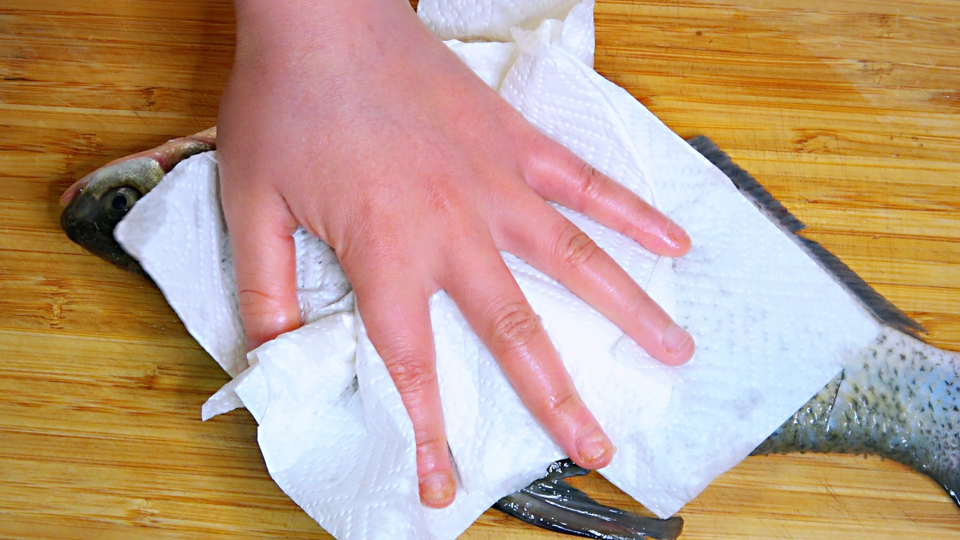 煎魚時，不要撒鹽和用薑抹鍋底，大廚教你一招，煎魚不粘鍋不破皮