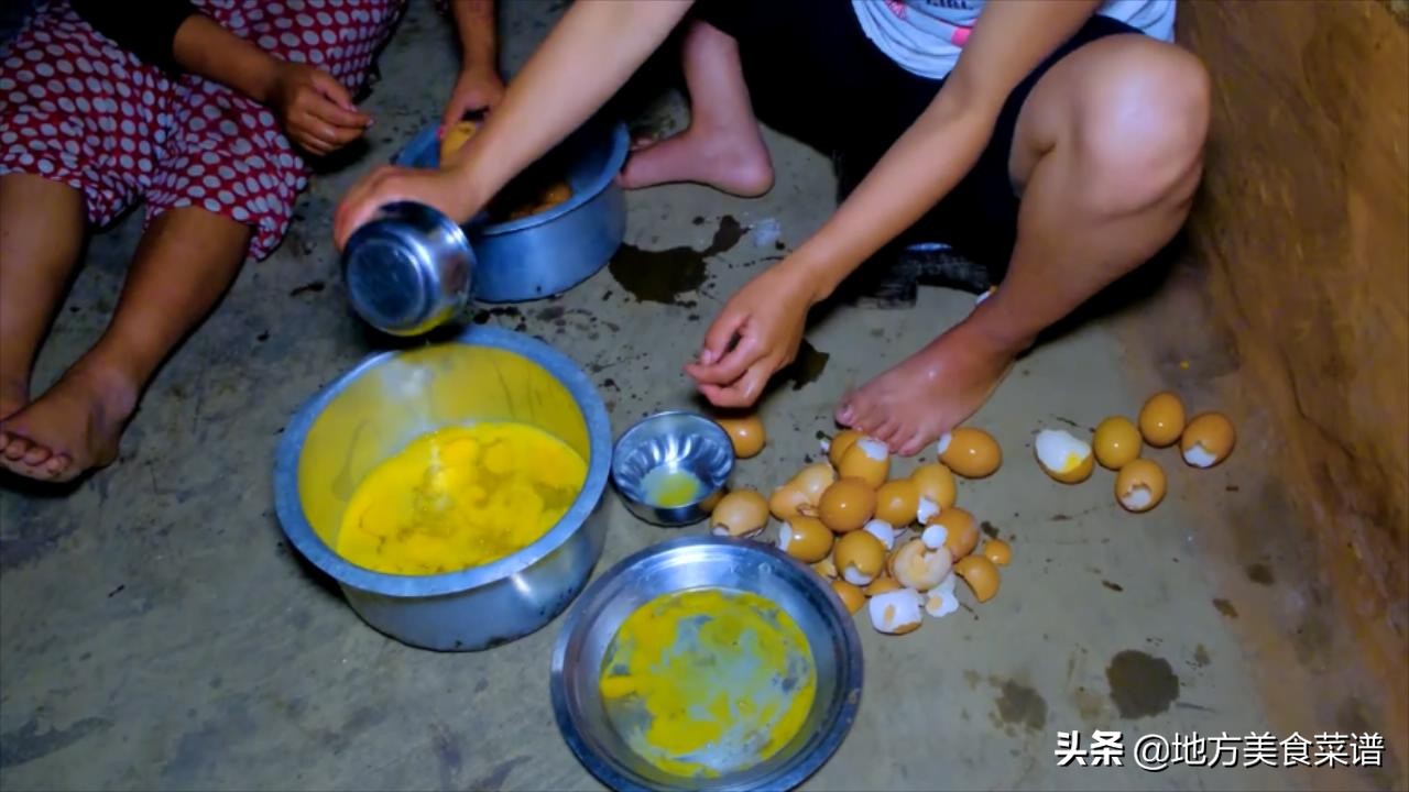 尼泊尔农村，村长家请人干活，中午没啥菜，儿媳妇炒鸡蛋招待大伙