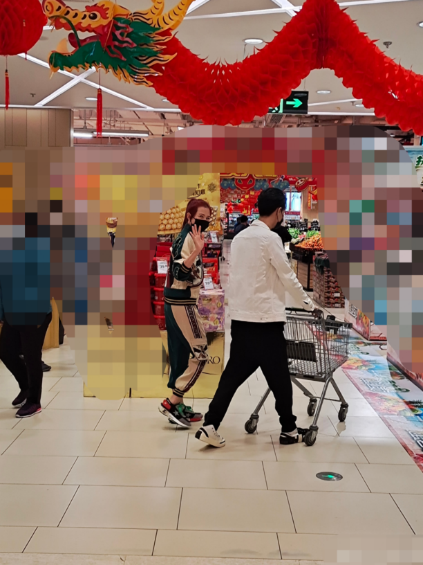 47岁蔡少芬近照憔悴，双眼布满红血丝耳朵褶皱，