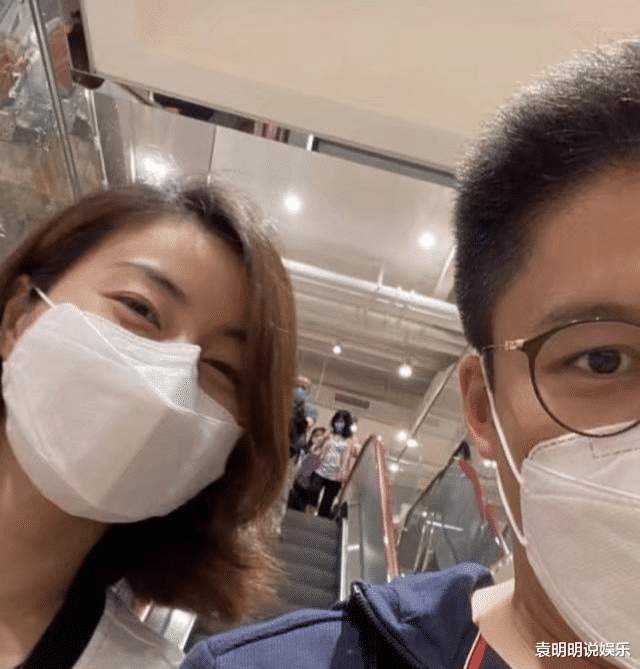 郭晶晶霍启刚约会逛优衣库，抛下孩子二人世界