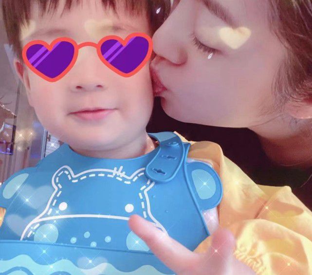 澳门偶遇安以轩一家，夫妻恩爱低调没架子，女儿五官精致超漂亮