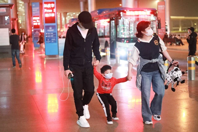 陳曉罕見攜兒子現身，父子一路嬉戲玩耍，4歲小星星眉眼很像爸爸