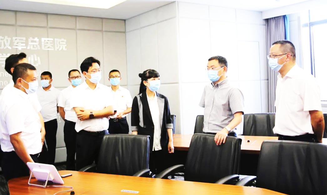 四川省卫健委主任何延政一行莅临营山县人民医院视察指导工作