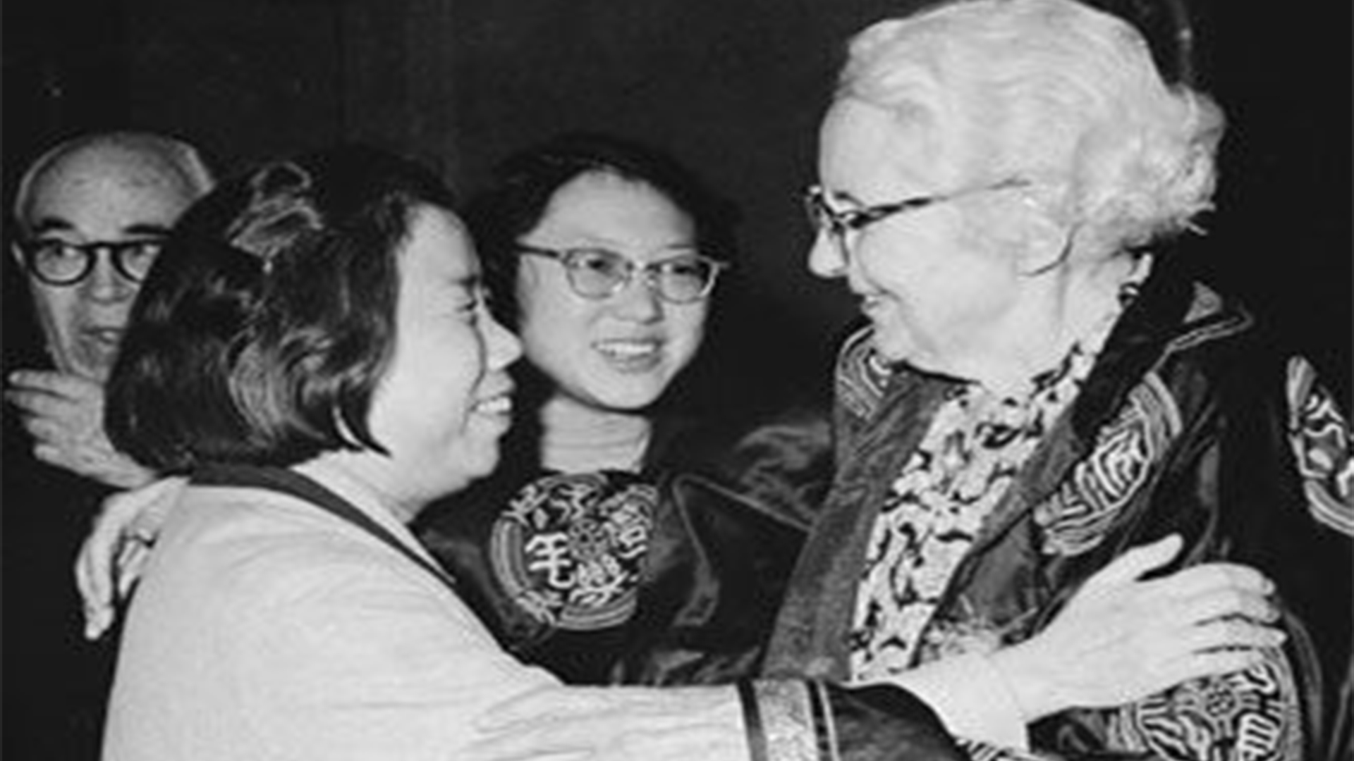 1960年，站在周恩来夫妇中间，笑容灿烂的外国美女，她是谁？