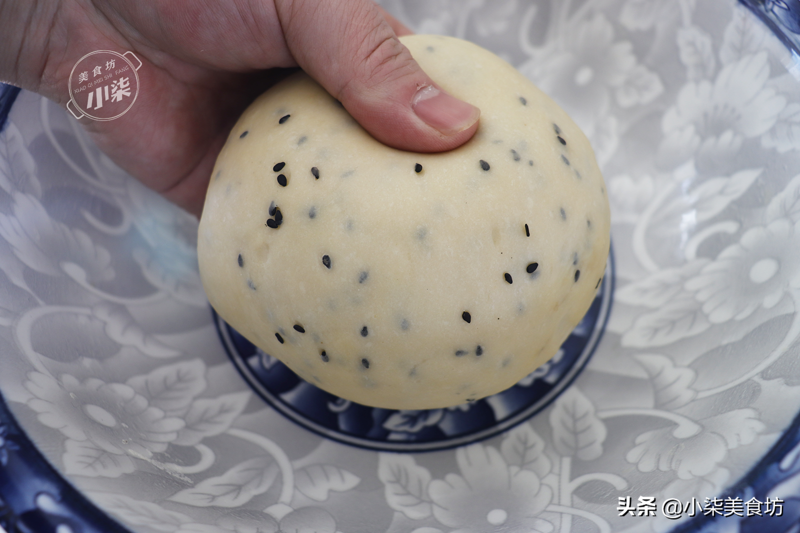 過年教你炸麻葉，學會一個和麵小技巧，一捏酥得掉渣，小時候味道