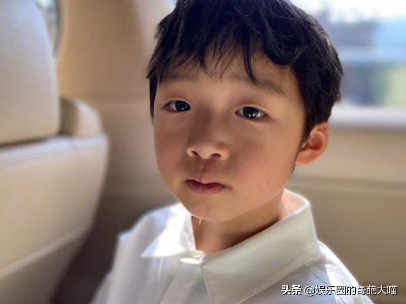 有種“基因”叫鄒明軒的弟弟，專挑父母優點繼承，翻版陳立農