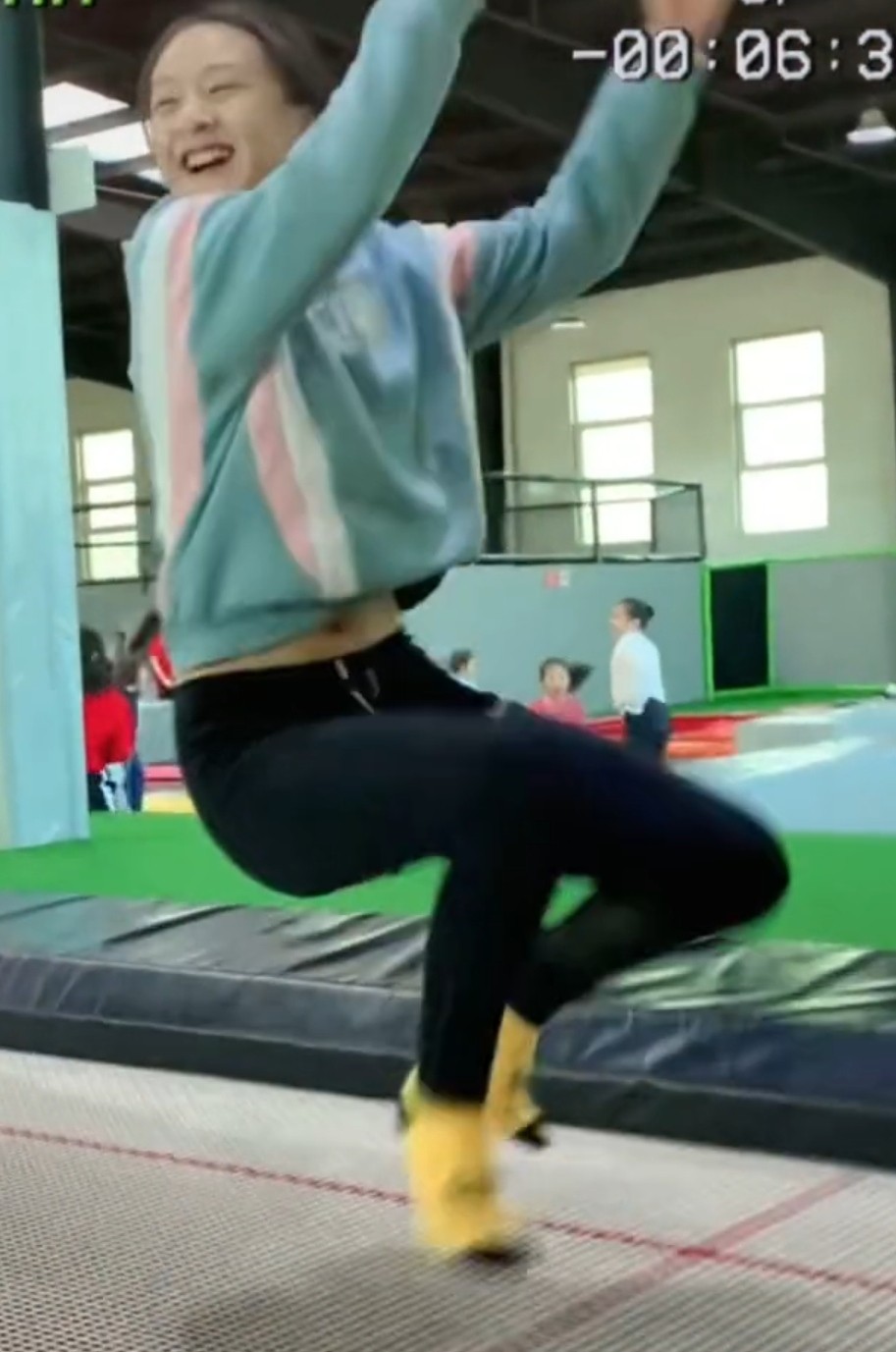 叶一茜晒儿女近况，森蝶长腿追赶成年人，小儿子继承田亮跳水天赋