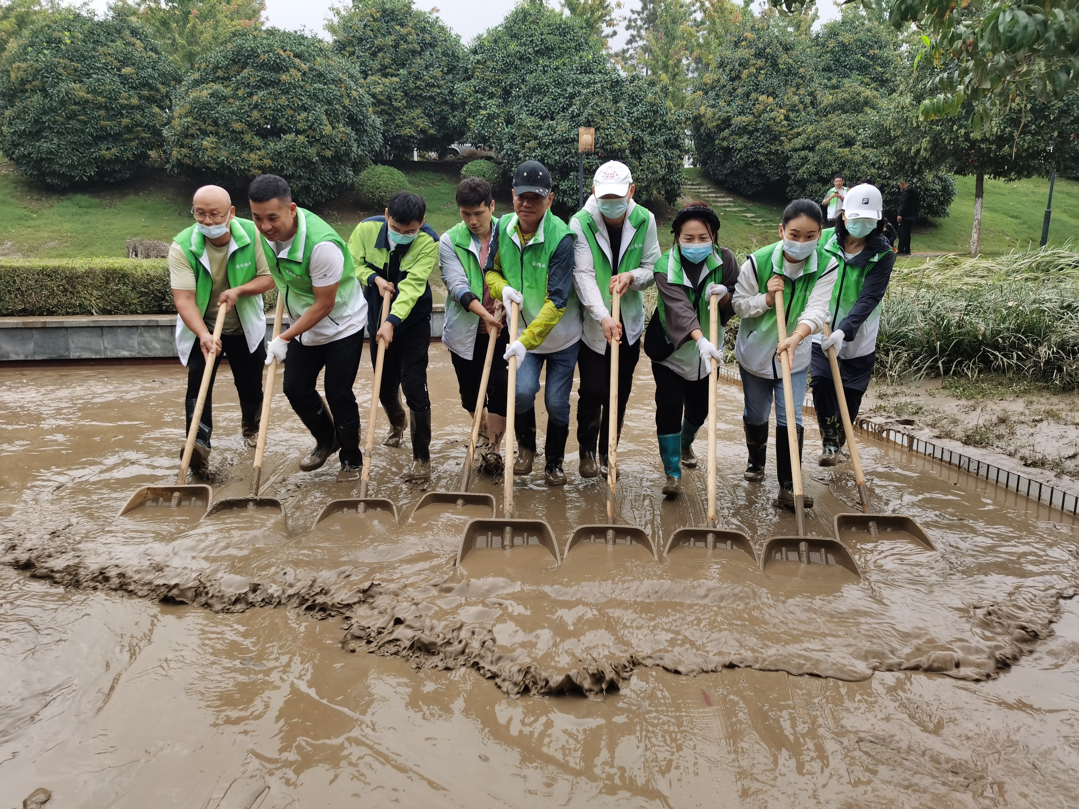 漯河城管雨中清淤“连战”获市民热赞