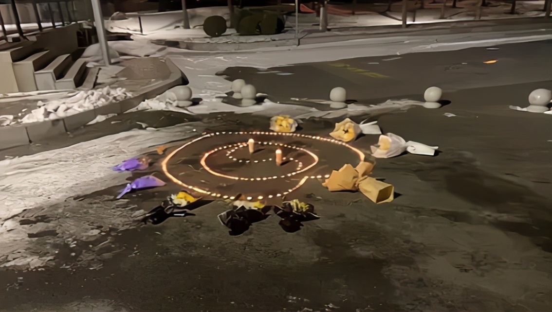 大连理工女生被教授开车撞身亡：现场摆满鲜花