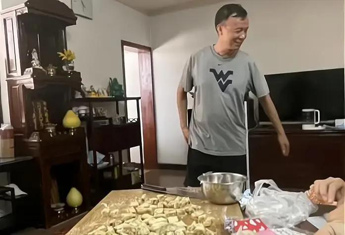 全红婵展示新技能！在何教练家过节，师母惊艳出镜，恩师满脸幸福