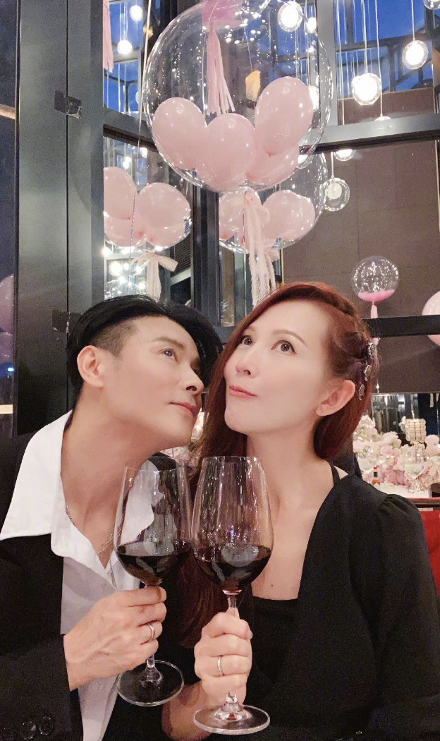 48岁蔡少芬晒庆生照，张晋推掉工作陪吃烛光晚餐，甜蜜相拥超幸福