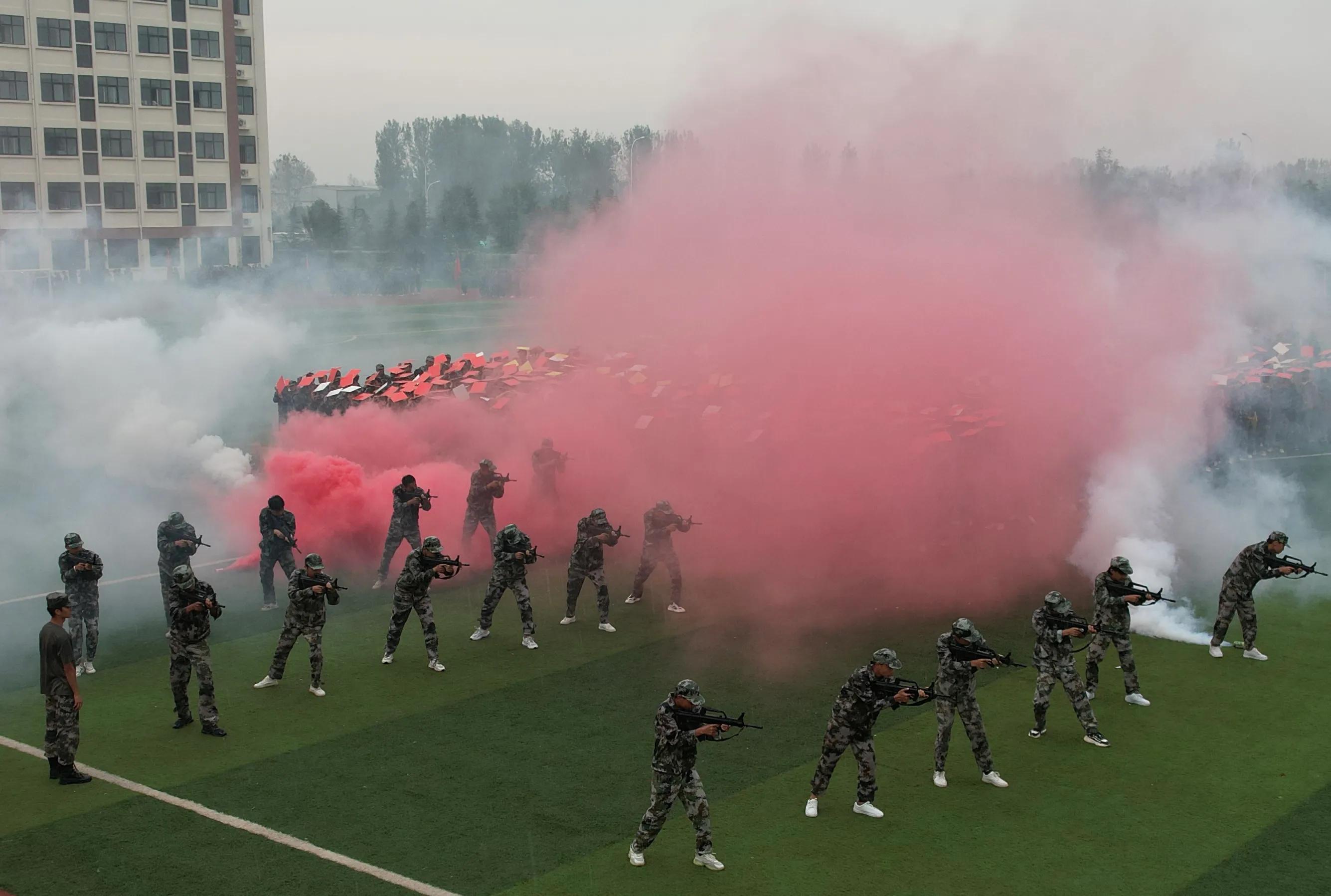 軍訓匯演展英姿 風雨同行再出發(fā)——駐馬店農(nóng)業(yè)學校軍訓匯演雨中舉行 校領導淋雨觀看無一離席