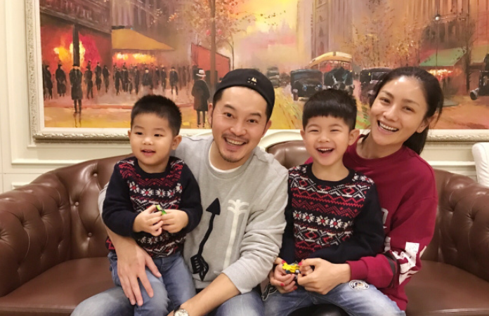 胡可曬慶生照，安吉魚兒夾擊親吻媽媽，送耳飾當禮物超暖心