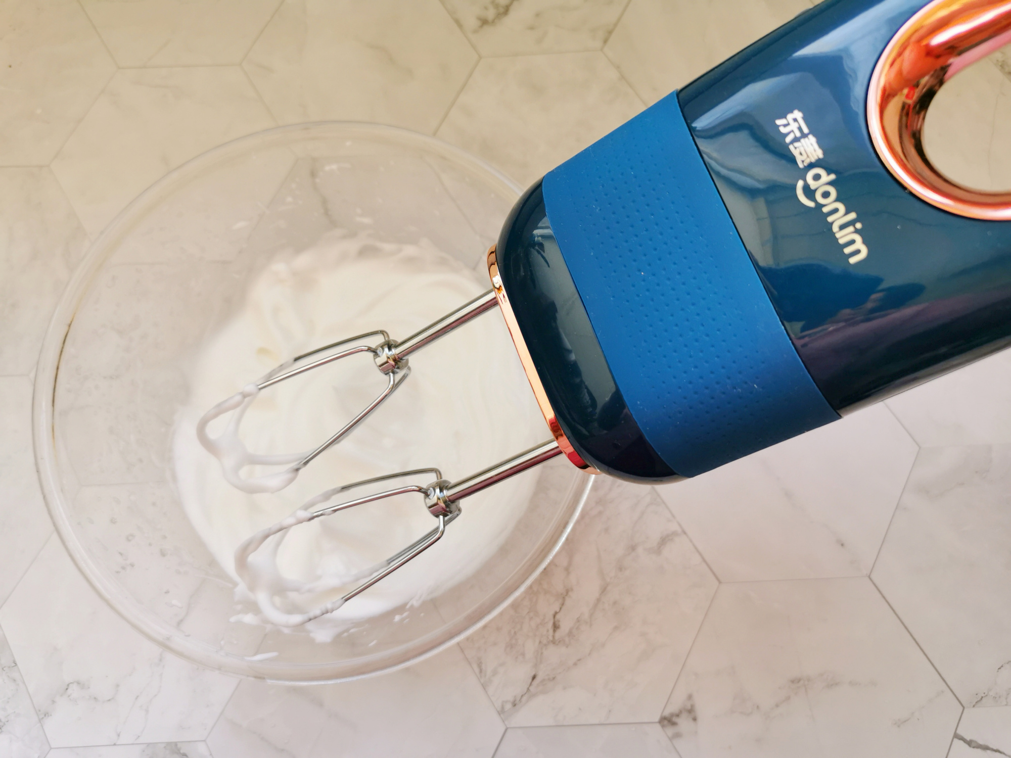 棉花糖也可以在家做，一個雞蛋做一盤，沒有添加劑，孩子吃得放心