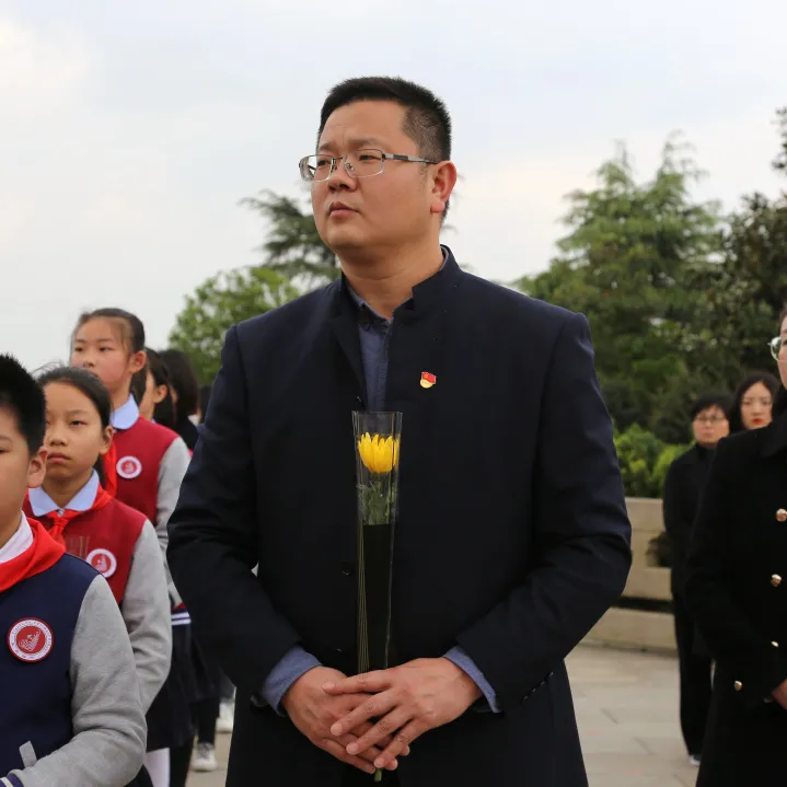 缅怀革命先烈传承红色基因丨天府新区华阳小学清明节开展祭扫活动