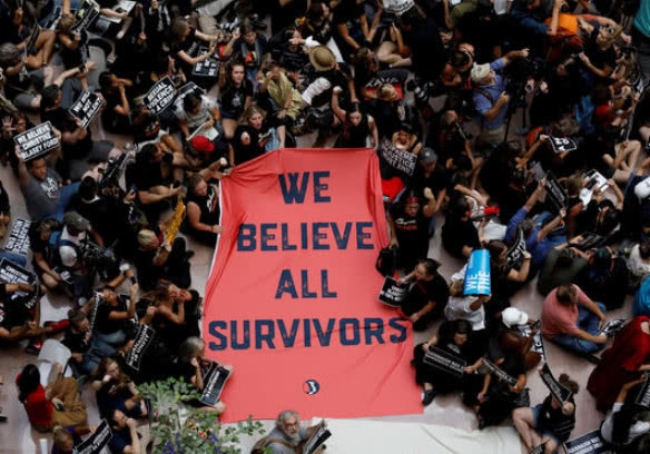 美著名富人区遭冲击，示威者首进白宫，亲美者