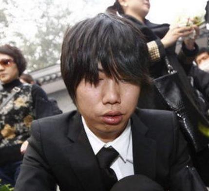 与丈夫新婚第一百天，陈琳从阳台上一跃而下，死后为何还带着口罩