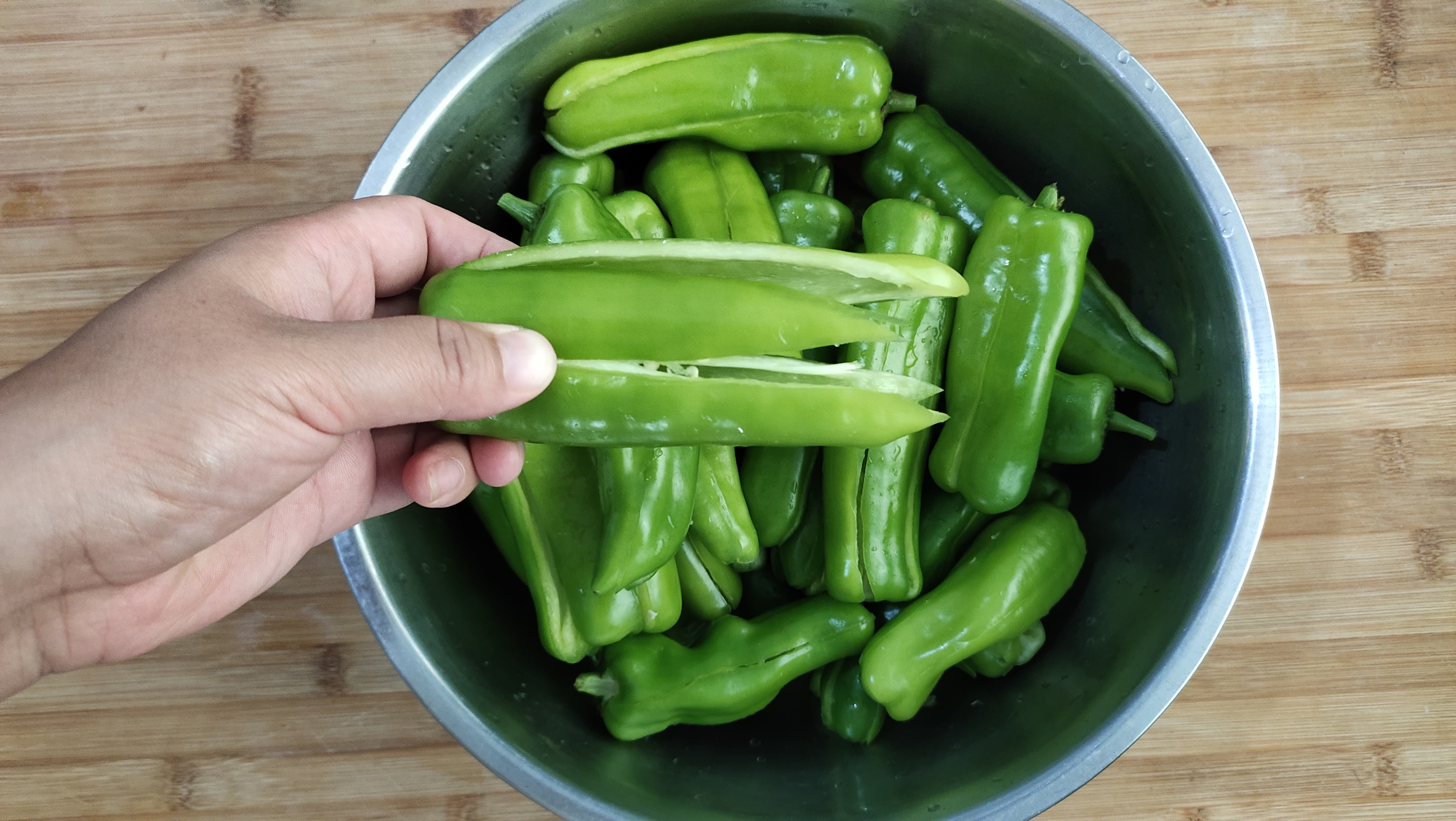 You can't finish eating too many chili peppers. You can make it into spicy oil chili. One time is enough to eat for two weeks.
