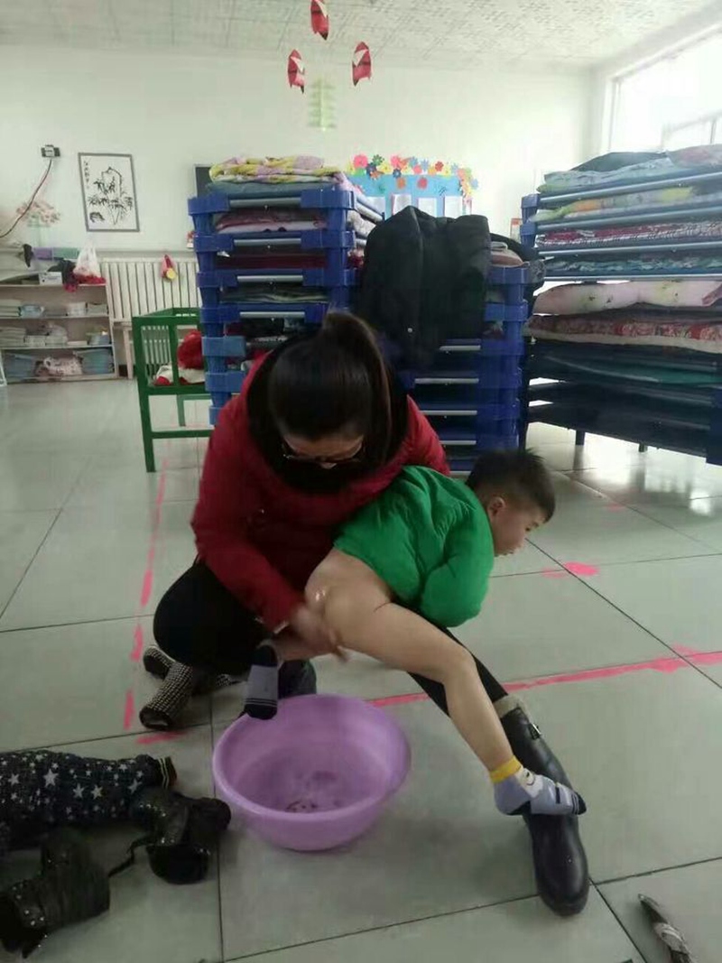 每次给娃换纸尿片前都要“洗屁屁”？别贪图干净，小心害宝宝遭罪