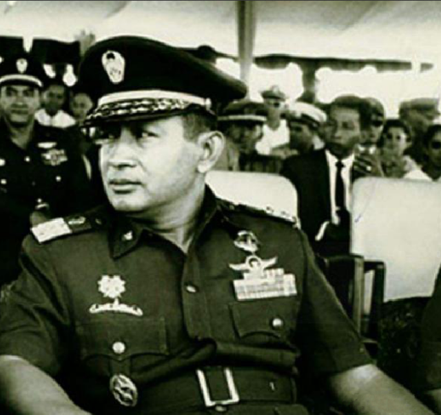 他是印尼排华事件发动者，导致30万华人遇害，侨民头颅被高挂示众