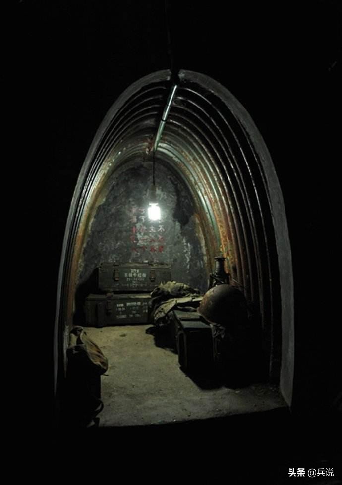 民兵上阵地慰问，还有女的！看到战士狼狈相，姑娘流热泪