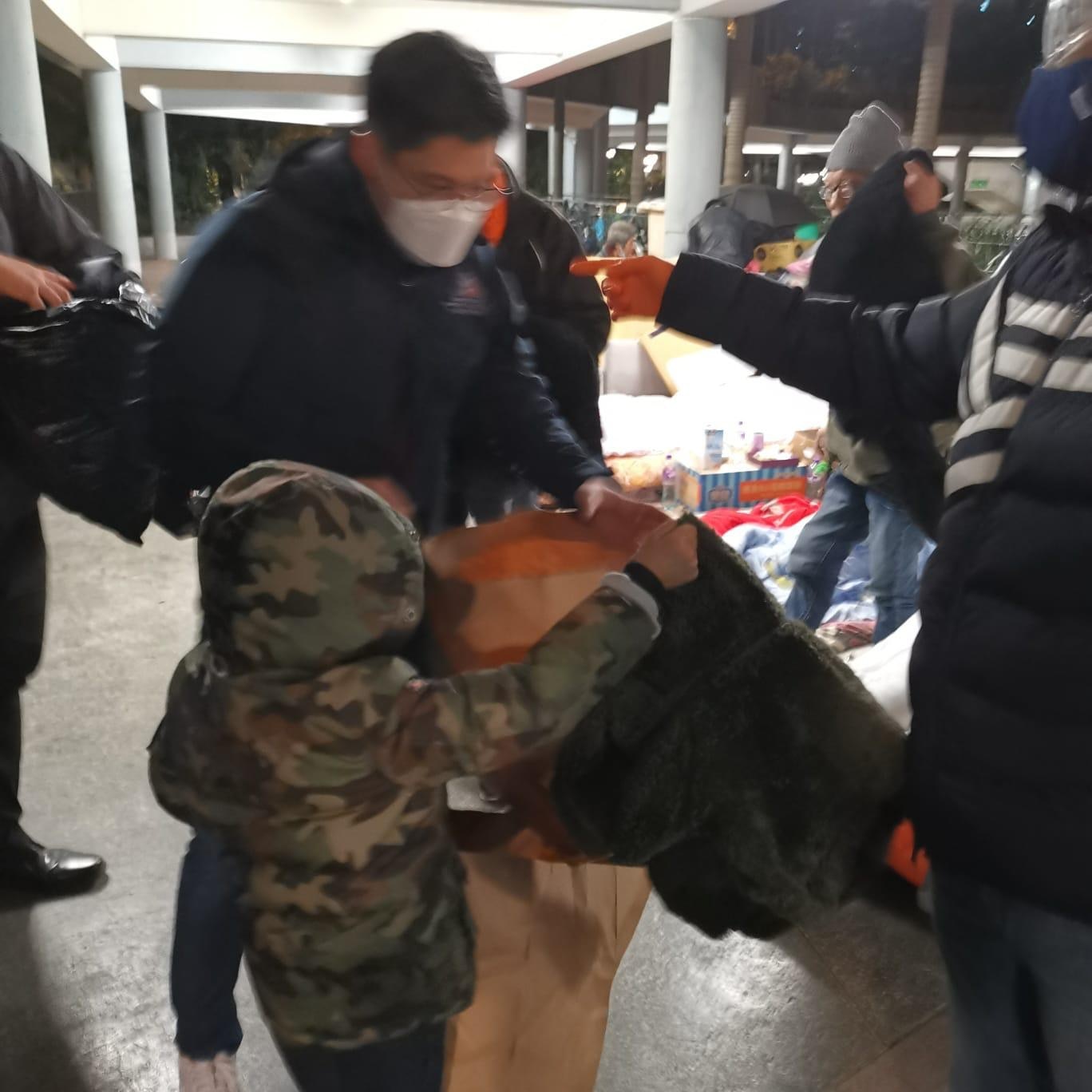 霍啟剛攜三個子女做蛋糕，為郭晶晶慶祝母親節，廚房擁擠超簡樸