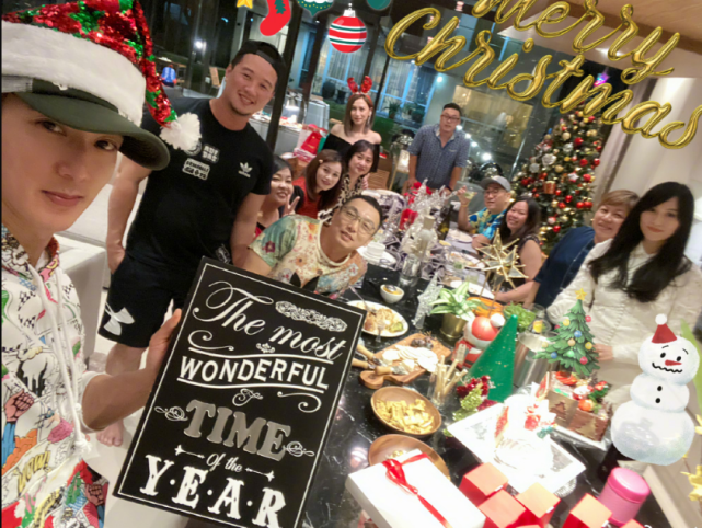 吳尊帶兒女玩水，Neinei穿泳裝展長腿，max秀高難度倒立