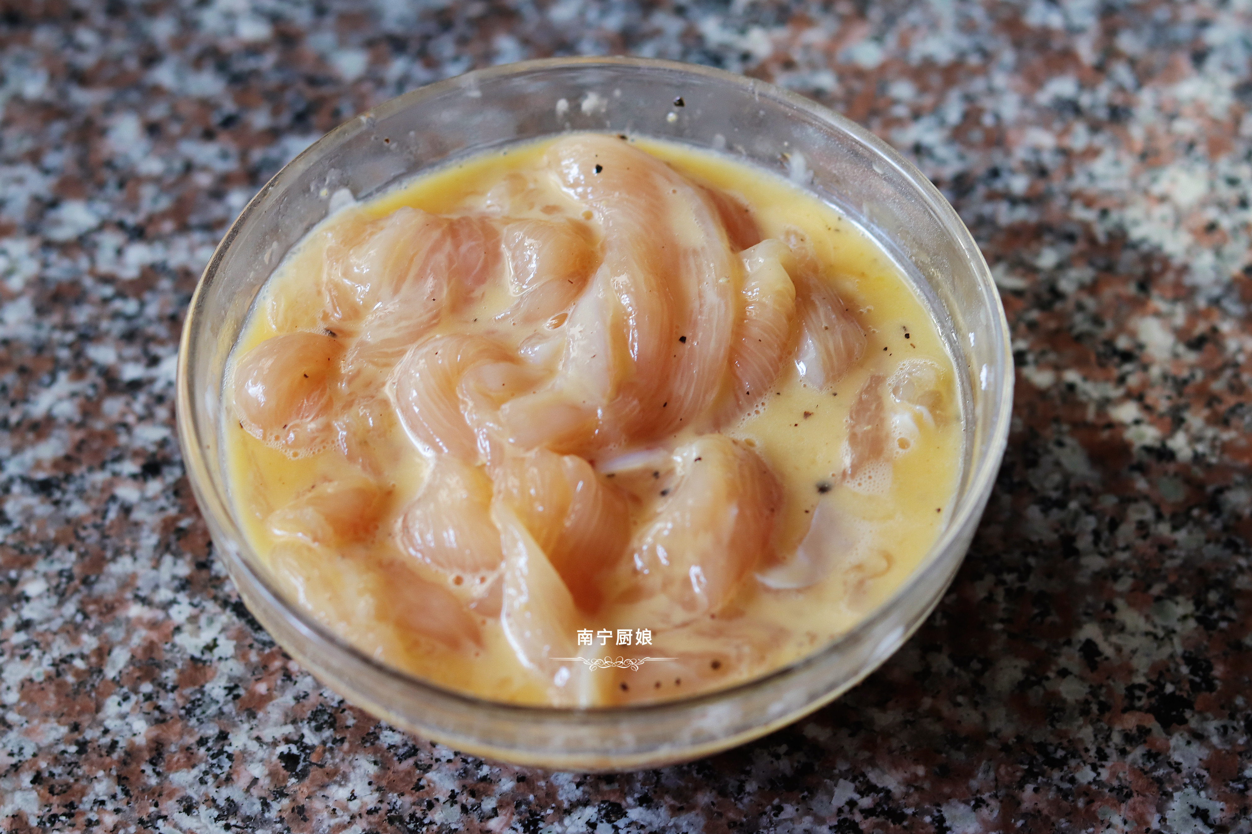 把雞胸肉加入糖醋醬汁，想不到如此美味，不愧是老保姆的拿手菜