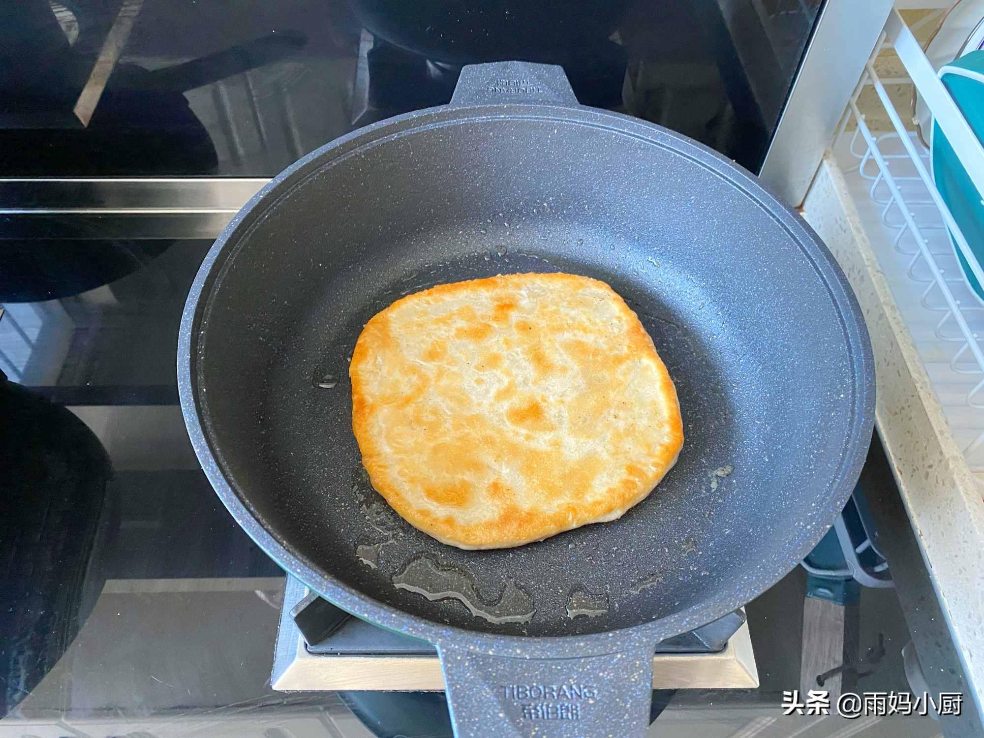教你椒鹽油餅家常做法，外酥里香層次分明，咬一口香酥掉渣