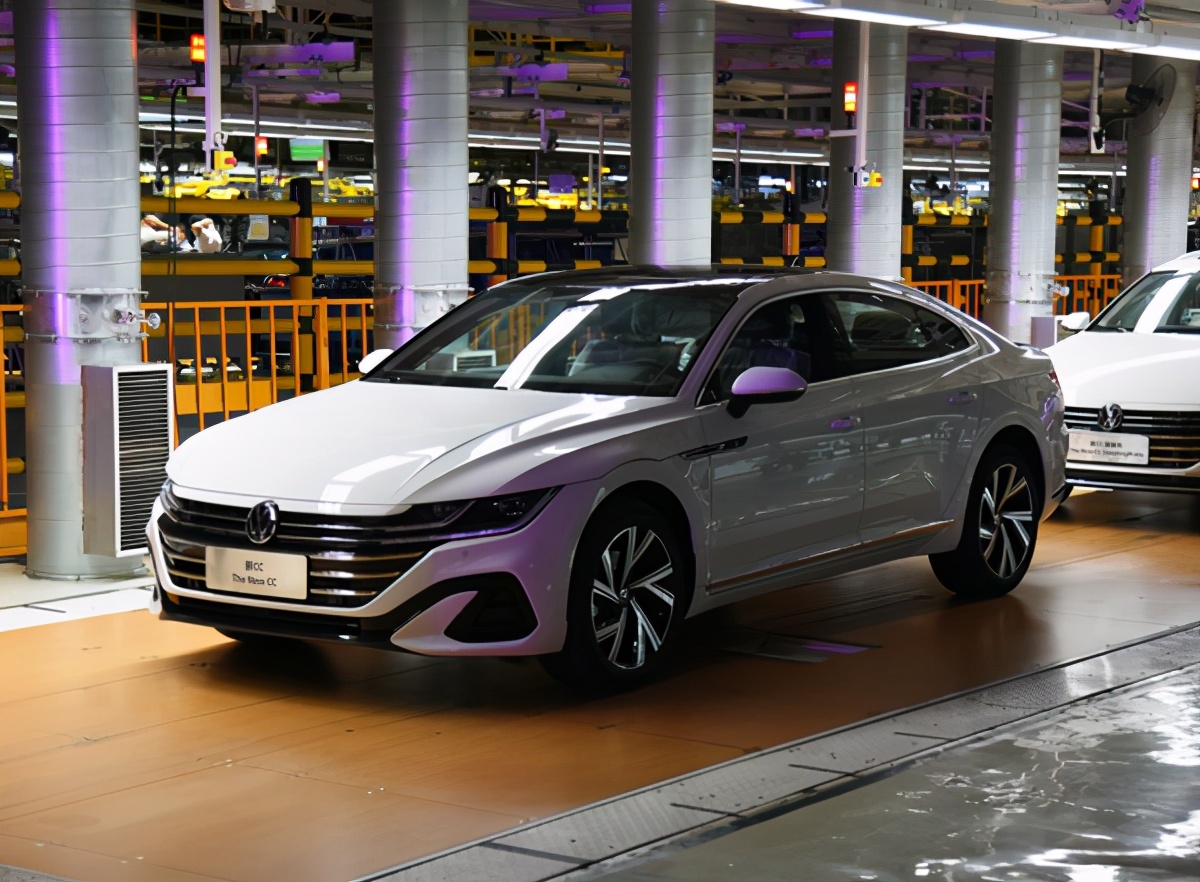 一汽大众CC，中型掀背车，2.0T动力强，7.7秒破百