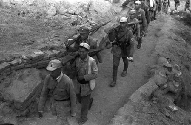 日本人藏在炮楼中，游击队久攻不下；一农民路过说：这还不简单