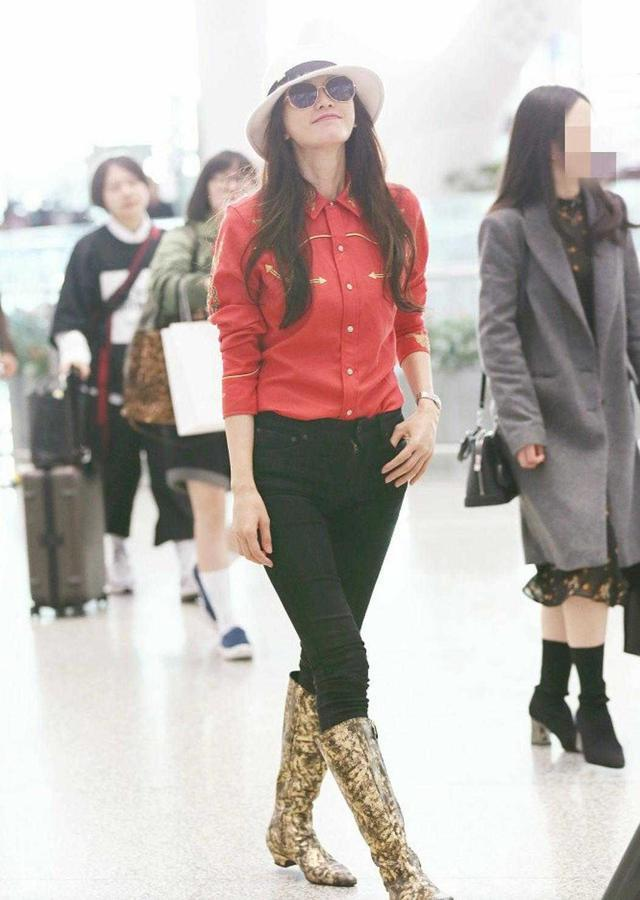 林志玲身材太好了吧，这么紧的裤子都穿出皱褶，大长腿好迷人