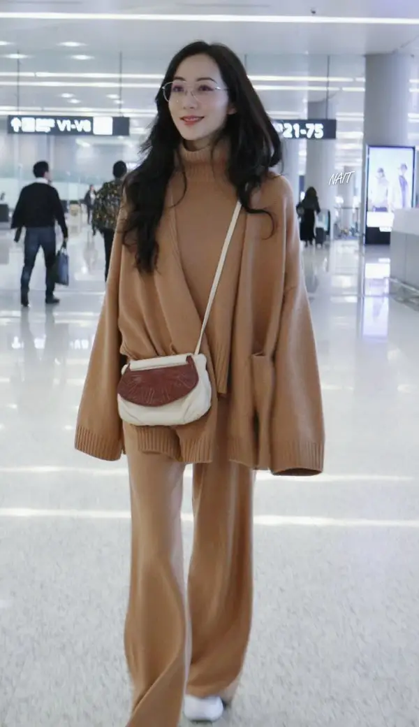 范冰冰不愧是“时尚女王”，紫色西装配针织裤