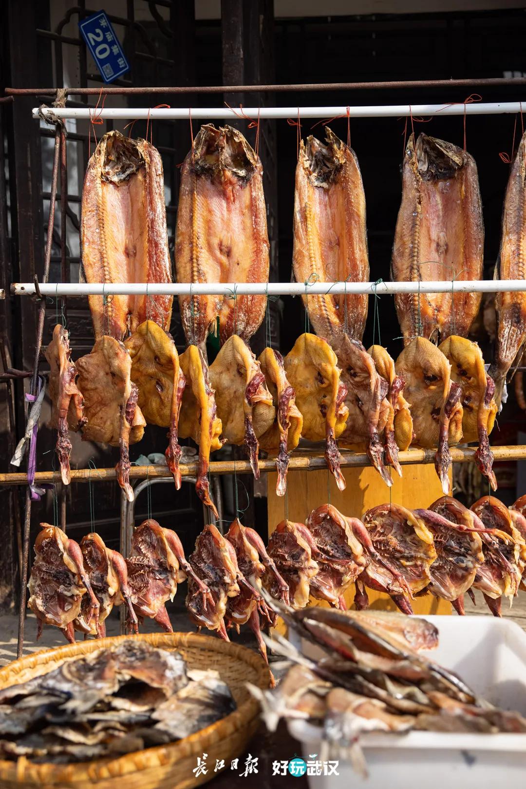 把腊肠和腊鱼串一串，串一个同心圆来过年