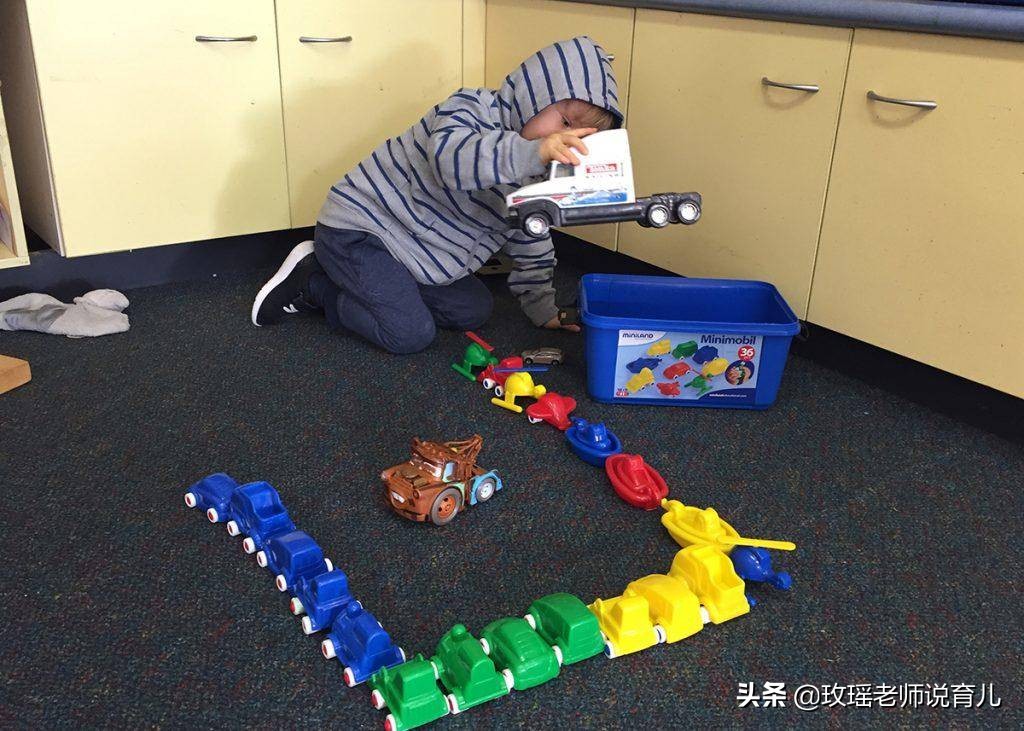 孩子扔?xùn)|西搞破壞？了解動作思維發(fā)展三大階段，教他這樣扔和玩