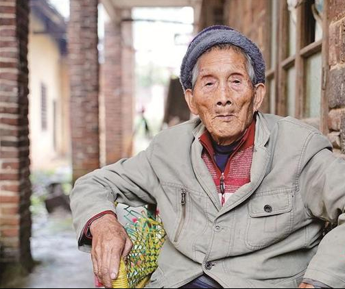 志愿军机枪手肖芳连，血战7天7夜，战斗结束吃了12块压缩饼干
