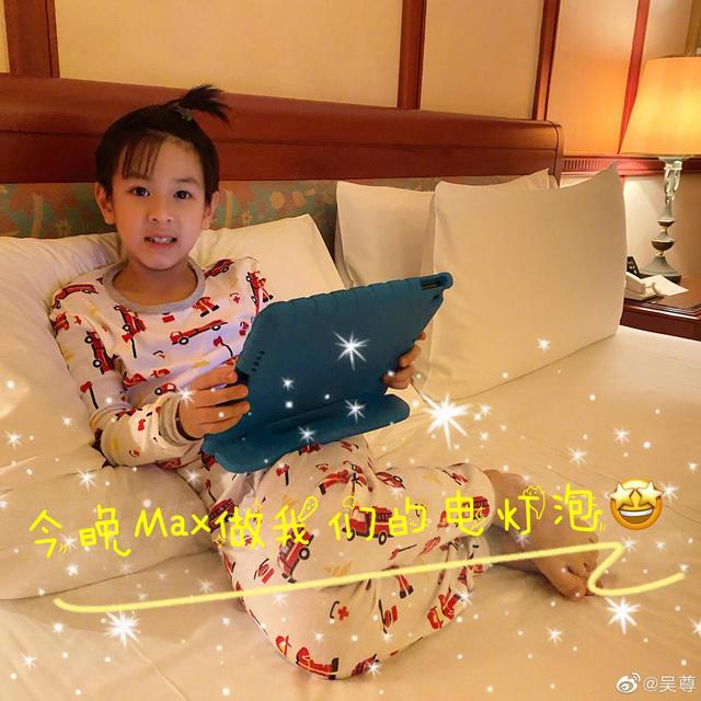 吳尊一家海邊度假，男神41歲肌肉搶眼，兒子站在吳尊肩膀跳水