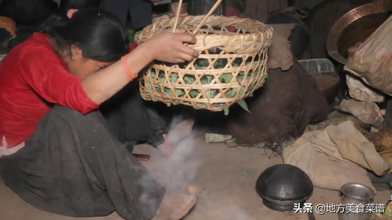 尼泊尔山区小姑娘大冬天摘野菜，回家还要煮饭炒菜，看着让人心疼