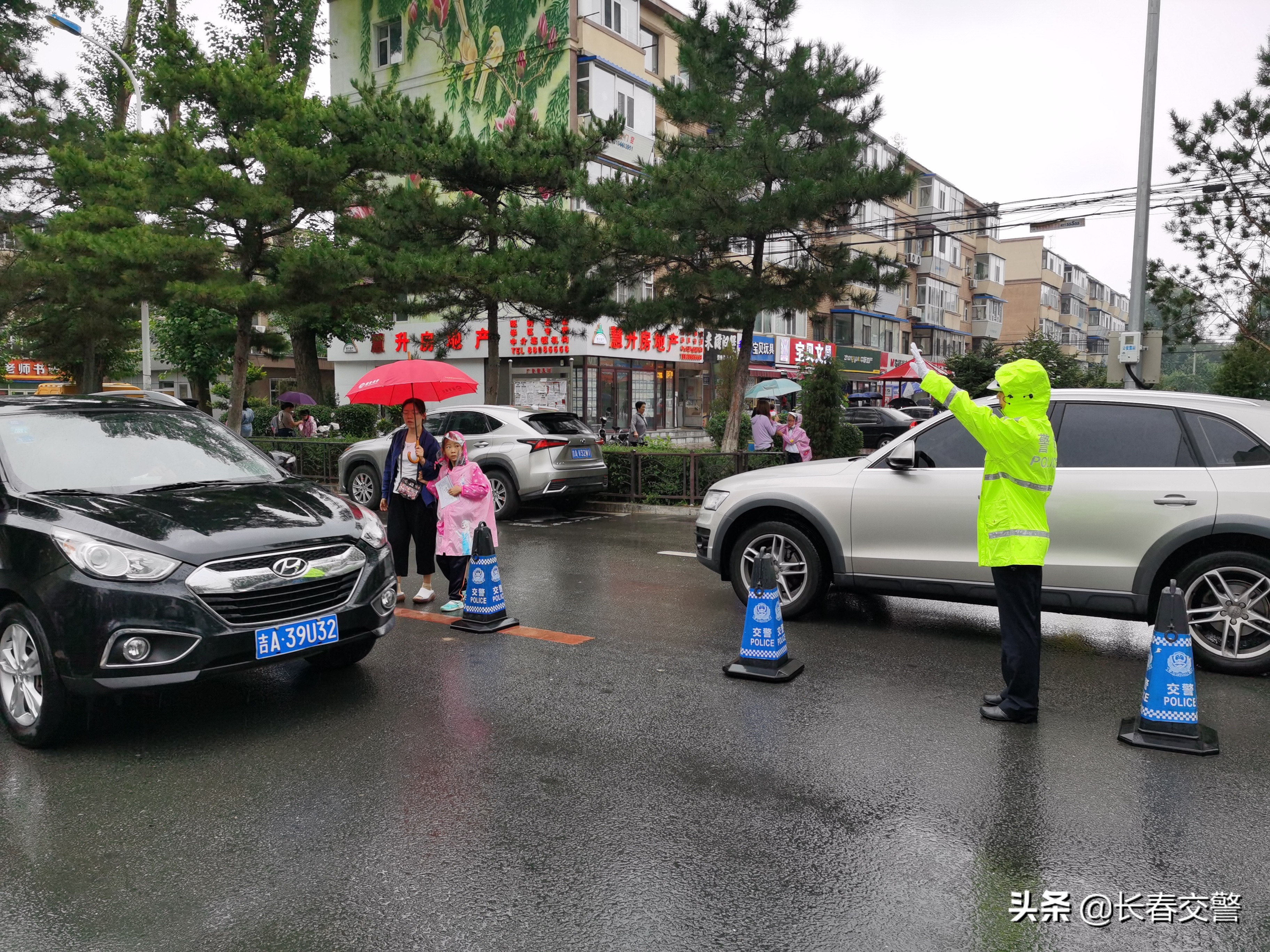 雨中新学期，长春交警暖心护航！