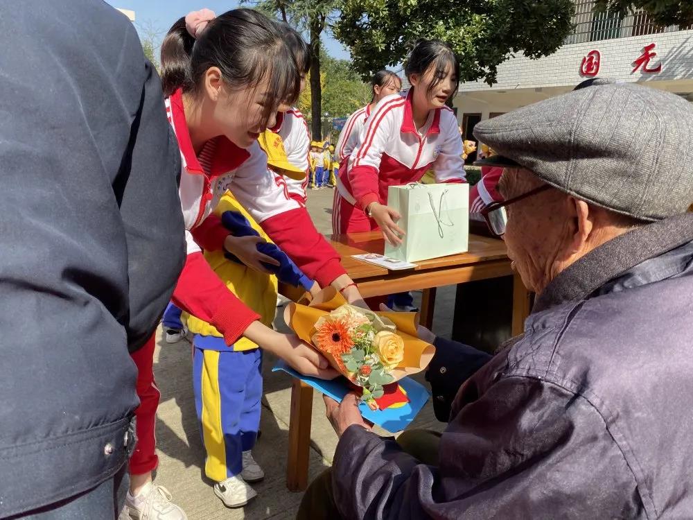 「娄底理想幼儿园」九九重阳节，浓浓敬老情——走进光荣院