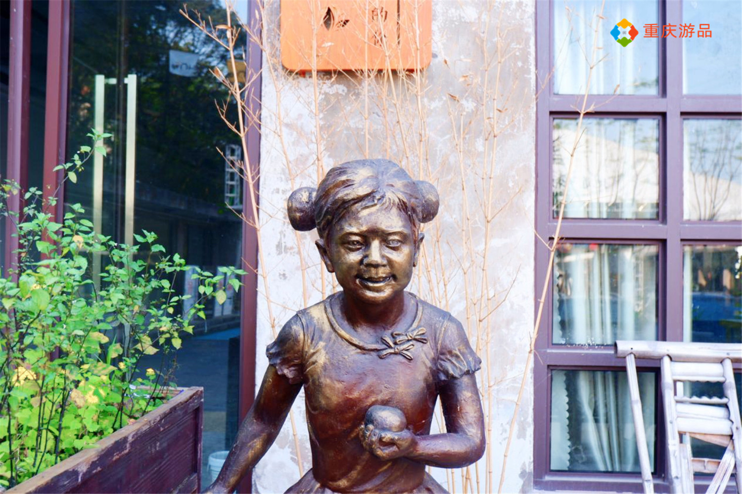 被电影带火的重庆，和易烊千玺铜像拍照都得排队，太魔幻了